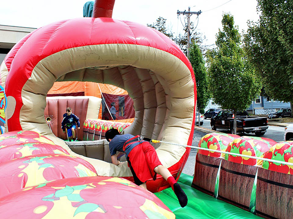 2024春大特価セール！ Bungee Bobbing for Apples Inflatable Rental | Cincinnati A-1 チェスト・タンス